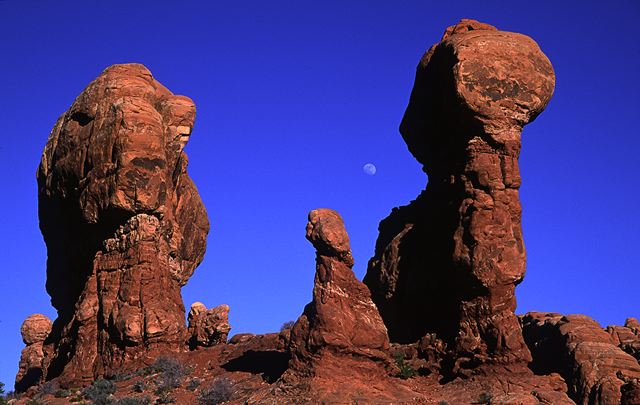 Ledge;Mountain;Cliff;Precipice;Peak;Mountain Top;Rock Formations;Rocks;Boulder;Nature;Vertical;High;Power;Powerful;Scenic View;Scenics;Summit;Rock;Boulders;Stones;Pebble;Pebbles;Stone