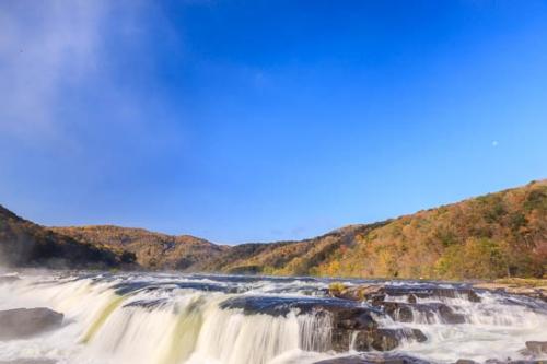 Autumn;Boulder;Boulders;Cascade;Cascading;Chute;Fall;Falls;Mist;Moon;Mountain;Mountains;Obscured;Pouring;Rock;Rocks;Sandstone Falls;Stone;Stones;Streaming;Water;Waterfall;Waterfalls;West Virginia;fog;foggy;haze;misty