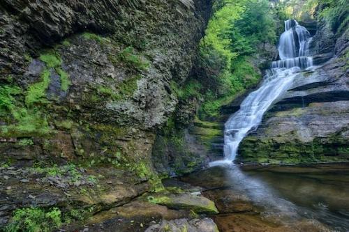Streaming;Bluff;Waterfall;Waterfalls;Pouring;Chute;Cascading;Rock;Rock Face;Falls;Rock Formations;cliff;Escarpment;Ledge;Pennsylvania;Moss;Dingmans Falls;Stream