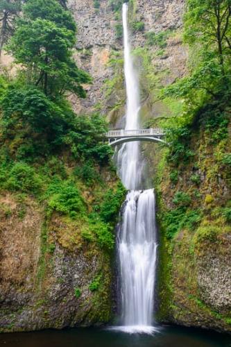 Cascade;Chute;Columbia River Gorge;Falls;Green;Multnomah Falls;Oregon;Pouring;Streaming;Waterfall;Waterfalls;Yaquina Head Lighthouse